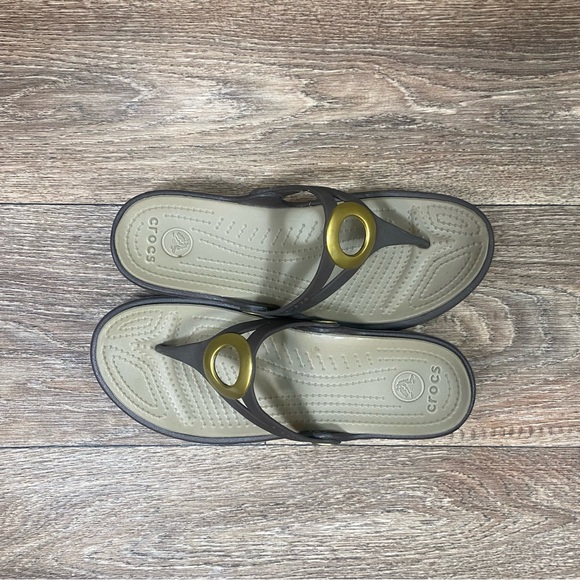 Crocs Sarah Brown Gold Metal block Women’s Wedge Sandals Flip Flops Size 6 Shoes - Picture 5 of 11